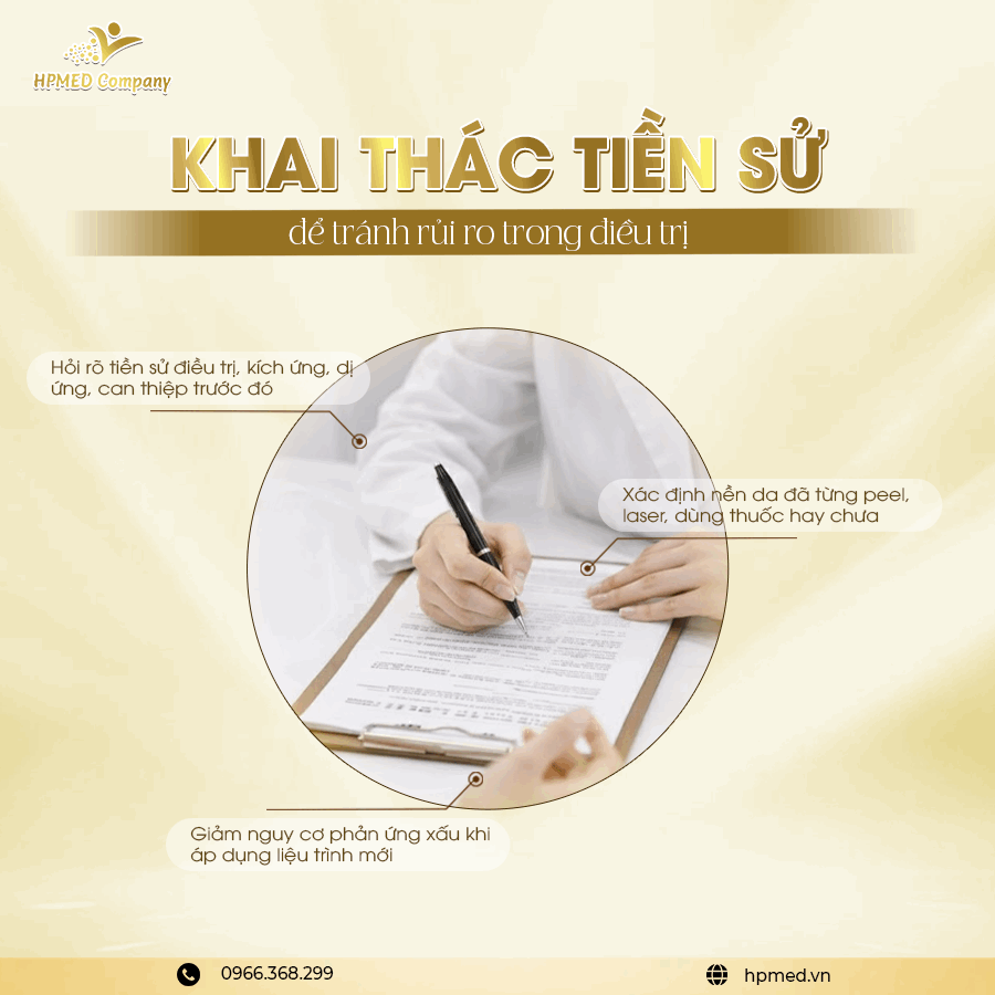 Bác sĩ điền thông tin tiền sử điều trị của bệnh nhân trên phiếu khám để giảm rủi ro trong điều trị da