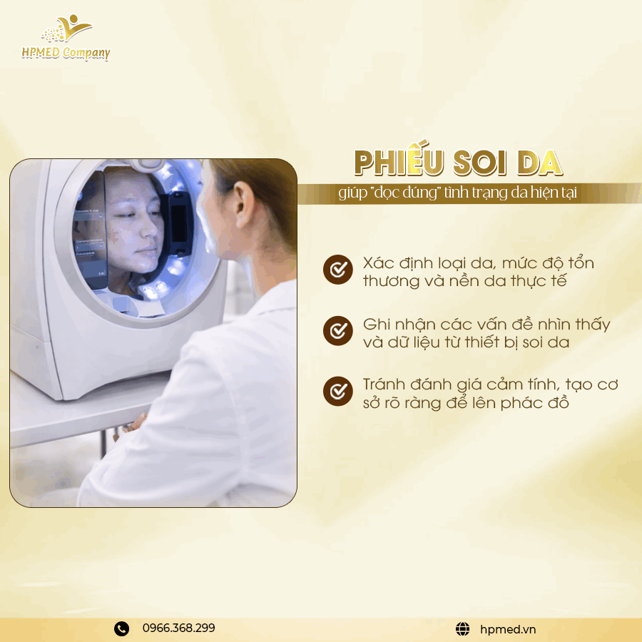 Nhân viên spa sử dụng máy soi da hiện đại phân tích tình trạng da mặt cho khách hàng