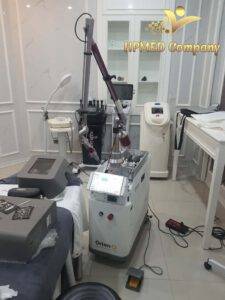 Máy laser thẩm mỹ Optima trong phòng spa với nhiều thiết bị chăm sóc da chuyên dụng